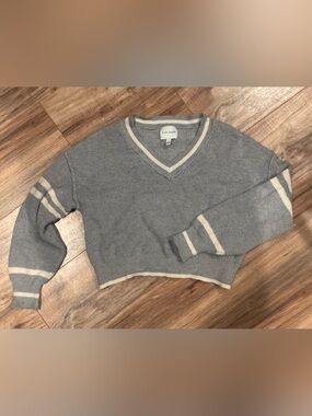 Pink Rose Light Gray V-Neck Cropped Sweater with Cream Trim